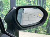 【ブラインドスポットモニター】走行中、ドアミラーの死角になりやすい箇所に後続車が接近するとサイドミラーのレンズに警告を表示!ドライバーに注意喚起をしてくれます。