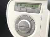 【オートエアコン】一度お好みの温度に設定すれば、車内の温度を検知し風量や温度を自動で調整。暑い&hellip;寒い&hellip;と何度もスイッチ操作をする必要はありません。快適な車内空間には必須の機能ですね♪