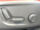 【メモリー機能付きパワーシート】ドライバーごとに設定したシート位置を記憶して、ボタン一つで切り替えできる便利な機能!運転する方が複数名いらっしゃるご家庭におすすめです。