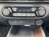 オートエアコン。運転席、助手席を温めるシートヒーターのスイッチです。