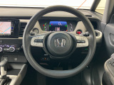 ホンダセンシング装着車となっております。衝突軽減ブレーキ、誤発進抑制機能、歩行者事故低減ステアリング、路外逸脱抑制機能、アダプティブクルーズコントロール、車線維持支援システム他、安全運転を幅広く支援。
