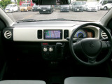 大きなフロントガラスで広々とした視界の運転席まわりです。