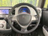 インテリアに合わせたデザインのステアリングは、運転される方のことも考え、運転しやすい形状、大きさです。是非一度、実際に触ってお確かめください。