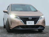 アダプティブLEDヘッドライト。フロントカメラで前方の状況を検知し対向車や先行車に眩しい思いをさせることなく必要なところだけを遠くまで照射します。