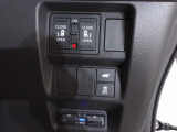 ETC付。高速道路の料金所はキャッシュレスで通過です。両側電動スライドドア、パワーテールゲートのスイッチも右側に配置。