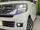 【LEDヘッドライト】悪天候や夜間走行時も良好な視界を確保し安心して運転できる高輝度LEDヘッドライトを装備!点灯速度が早く、消費電力も抑えられています。