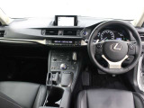 本革巻き3本スポークステアリングや運転する楽しさを高めるパドルシフトが採用されたスポーティなインテリアです。