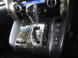 シフトパターンです。電気式のパーキングブレーキを採用してます。また車種・グレードによっては走行モードも変える事も!