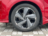 純正アルミホイール。タイヤサイズは205/50R17です。