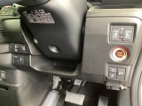 左側に高速で便利なETCがあり、また、便利な電動スライドドア、横滑りを防ぐVSAなどのスイッチは、運転席の右側、手の届きやすい位置にあります。