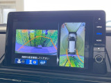 【マルチビューカメラシステム】専用のカメラにより、上から見下ろしたような視点で360度クルマの周囲を確認することができます☆死角部分も確認しやすく、狭い場所での切り返しや駐車もスムーズに行えます。