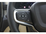 アダプティブクルーズコントロール(ACC)を標準装備。前方車両との車間距離を自動的に調整しながら加速、巡航、減速を交通の流れに合わせて自動で行います。希望の速度と車間時間を設定することができます。