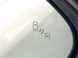 【ブラインドスポットモニター】走行中、ドアミラーの死角になりやすい箇所に後続車が接近するとサイドミラーのレンズに警告を表示!ドライバーに注意喚起をしてくれます。