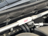 【STIタワーバー】お車の剛性を高めるタワーバーを装備。よりスムーズなコーナリング走行が可能となり、走りも楽しめます。