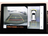 前後左右のカメラの映像を合成し、車を上から見たような視点のパノラミックビューモニター。後方の死角だけでなく左右や前方の障害物の発見もしやすくなります。