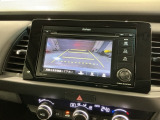 リバースギアに入れるだけで後方の表示へ切り替わります。夜間や雨の日の駐車も楽になりますよ。