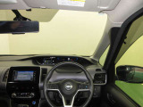 ドライバー目線で、使いやすく安全操作性と良好な視界を実現した運転席です。