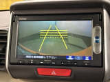 リバースギアに入れるだけで後方の表示へ切り替わります。夜間や雨の日の駐車も楽になりますよ。
