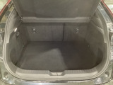 ラゲッジルーム内の凹凸をなくす事でスッキリした広がりを造りだし、荷物がスムーズに出し入れできる気持ちよさ、使い易さを実現!
