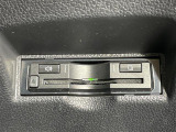 【ETC】有料道路を利用する際に料金所で停止することなく通過できる、ETC車載器(ノンストップ自動料金収受システム機器)が装備されています。セットアップを行うことで利用可能になります。