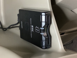 グローブBOX内のカードの取り出しもしやすい場所にETC(社外品)がついています。高速道路の料金所の通過もラクラクです!。