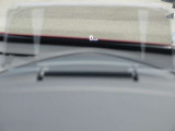 運転視界の遠方上方に虚像を投影することで前を見ながら情報の視認ができます。本当にドライバーが必要な情報を適切に伝え、楽しんで頂くことを考えた新世代装備です。※虚像は1.5m前方に浮かぶイメージです。