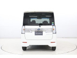 クリアレンズ仕様のリヤコンビランプをメッキガーニッシュで一体化し、車両のワイド感を際立たせるリヤスタイリングを実現しています。