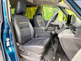 運転席まわりには十分なスペースがあり、大柄な方でもゆったり運転していただける環境です。