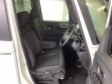 フロント広々、ベンチシートの運転席は、ハイトアジャスターが付いているので、快適にドライブができます。ハンドルはチルトステアリングで、ハンドル位置を上下に調節できます。