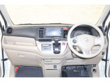 操作性に優れた運転席となります!小物入れや各ボタンの配置にこだわり、使いやすいです!座り心地もよく視認性も良好なのでロングドライブもお任せ下さい!
