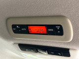 【リアオートエアコン】広い後部座席には必須の機能!風量や温度を自動で調整し前席と同様な車内環境にしてくれるリアオートエアコンを装備。夏の暑さも冬の寒さもストレスなく快適にお過ごしいただけます♪