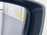 【ブラインドスポットモニター】走行中、ドアミラーの死角になりやすい箇所に後続車が接近するとサイドミラーのレンズに警告を表示!ドライバーに注意喚起をしてくれます。