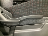 運転席にはドライバーの体型や好みに応じて前後方向だけでなく、高さの調整ができるシートリフターを装備!