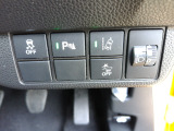 パーキングセンサーや横滑りを防ぐVSA等のスイッチ類は運転席の右側、手の届きやすい位置にあります。