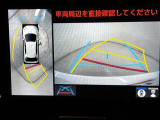 ハンドル操作に連動して、ガイドラインが予想進行先を表示するバックガイドモニター付きです。夜間でも後方の視界が確保出来るので、より安定した運転が行えます。補助装置になりますので、目視での確認も大切です。