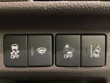 Hondaセンシング用の、VSA(ABS+TCS+横滑り抑制)解除と路外逸脱抑制機能のオンオフスイッチなどはハンドルの右側に装備しています。