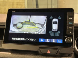 リバースギアに入れるだけで後方の表示へ切り替わります。夜間や雨の日の駐車も楽になりますよ。
