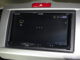 ナビゲーションは富士通テンメモリーナビ(AVN-S7)を装着しております。AM、FM、CD、DVD再生、Bluetooth、音楽録音再生がご使用いただけます。初めて訪れた場所でも安心ですね!