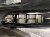 【電動格納ミラー】運転席のスイッチで、ドアミラーの開閉や角度の調整ができます。