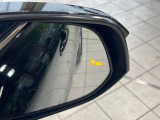 【ブラインドスポットモニター】走行中、ドアミラーの死角になりやすい箇所に後続車が接近するとサイドミラーのレンズに警告を表示!ドライバーに注意喚起をしてくれます。