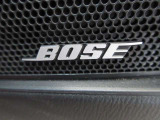 BOSEサウンドシステムを搭載。「良い音を出す」ではなく、その車種のごとに特徴を計算(車種専用設計)し、「反響音」を作り出すことによってどの座席でも自分中心で音が聴こえ、「心地よい空間」を作り出します。