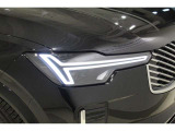 一際印象的なT字型のLEDヘッドライトはステアリング操作と連動しており、またアクティブハイビーム機能も備えています。