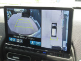 マルチビューカメラシステム:目視しにくい車の周囲を映像で確認できます。駐車時や見通しの悪い交差点など、死角をナビ画面に映し出し、安心感を高めます。