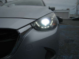 アダプティブLEDヘッドライト:夜間走行時に先行車や対向車の状況を車が判断しヘッドランプの照射範囲や明るさを自動的に変化させるシステムです。
