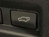 【パワーバックドア】スマートキーや運転席のボタンを押すだけでリアゲートが自動で開閉します!荷物を持っている時や、高い位置にあるバックドアを閉める際に便利な機能です♪