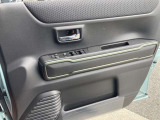 運転席ドアパネルです。窓の開け閉めボタンもあります