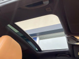 ●サンルーフ:開放感たっぷりの希少装備、サンルーフが装着されています!車内に明かりを取り入れたり景色を楽しむ以外にも、車内の空気も簡単に換気できて快適です!