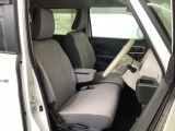 フロント広々、ベンチシートの運転席は、ハイトアジャスターが付いているので、快適にドライブができます。ハンドルはチルトステアリングで、ハンドル位置を上下に調節できます。