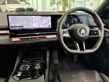 コックピットは、BMWらしくセンター・コンソールがドライバーに向けて傾けられた設計になっています。