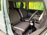 運転席まわりには十分なスペースがあり、大柄な方でもゆったり運転していただける環境です。